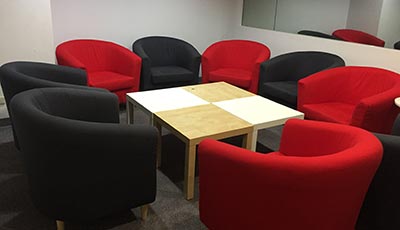 沙發(fā)式的焦點團體訪談場地